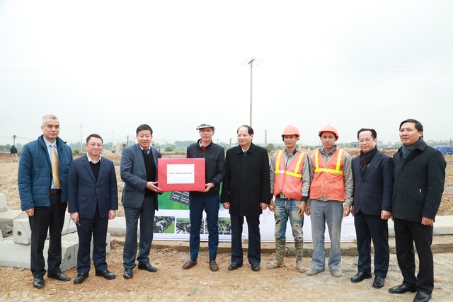 Đồng chí Phó Chủ tịch UBND Thành phố Dương Đức Tuấn thăm, động viên công nhân thi công Dự án đường Vành đai 4 - Vùng Thủ đô tại huyện Mê Linh- Ảnh 2.