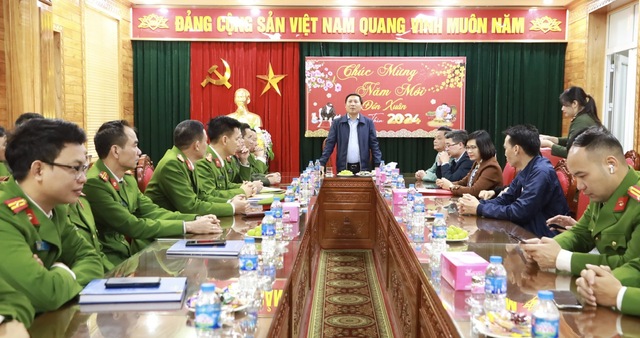 Đồng chí Bí thư Huyện ủy Nguyễn Thanh Liêm thăm, chúc Tết Công an Huyện và Công ty Điện lực Mê Linh- Ảnh 2.