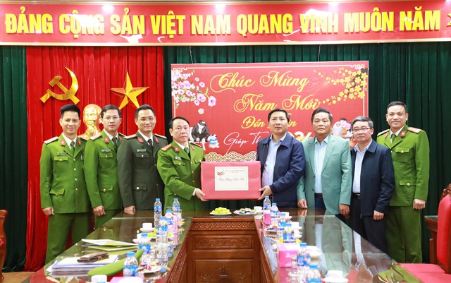 Đồng chí Bí thư Huyện ủy Nguyễn Thanh Liêm thăm, chúc Tết Công an Huyện và Công ty Điện lực Mê Linh- Ảnh 1.