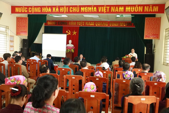 Chủ tịch UBND huyện Mê Linh Hoàng Anh Tuấn làm việc với các gia đình tại thôn Tân Châu, xã Chu Phan- Ảnh 1.