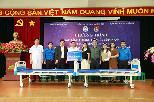 Huyện Đoàn Mê Linh phối hợp với Đoàn thanh niên Bộ Nội vụ trao tặng giường cấp cứu cho Bệnh viện Đa khoa huyện Mê Linh và Trạm Y tế các xã- Ảnh 1.