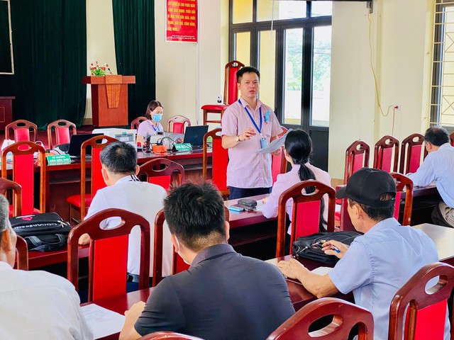 Phòng giao dịch NHCSXH huyện Mê Linh triển triển khai văn bản 247/NHCS-HTQT-TT ngày 15/01/2024 về triển khai chương trình giáo dục số nâng cao cho khách hàng của NHCSXH tại xã Chu Phan.- Ảnh 1.