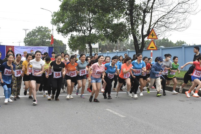 Thị trấn Quang Minh, thị trấn Chi Đông hưởng hưởng ứng Ngày chạy Olympic và phát động Giải chạy Báo Hànộimới năm 2024- Ảnh 2.