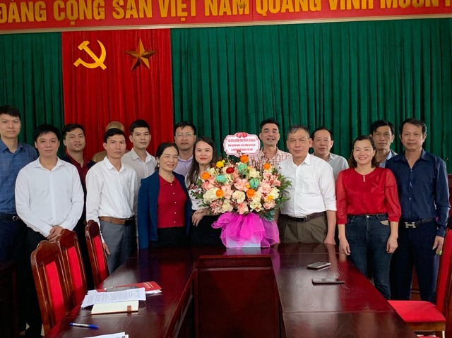 Hội Nông dân xã Tự Lập phối hợp với Ngân hàng Agribank Mê Linh trong công tác vay vốn.- Ảnh 1.