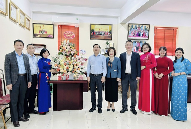 Các đồng chí lãnh đạo huyện Mê Linh chúc mừng Hội LHPN Huyện nhân Ngày Quốc tế Phụ nữ 8/3- Ảnh 1.
