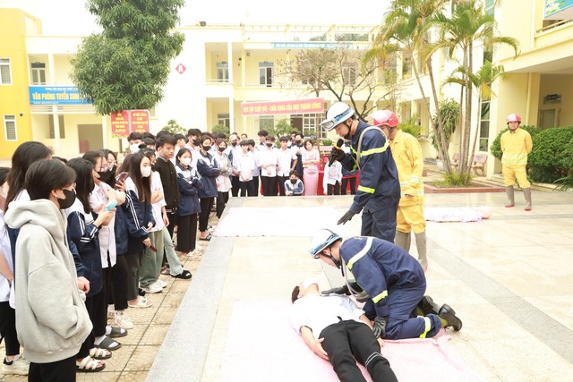 Mê Linh: Hơn 400 giáo viên, học sinh Trung tâm GGNN-GDTX được tuyên truyền, trải nghiệm, thực hành chữa cháy và cứu nạn, cứu hộ- Ảnh 2.