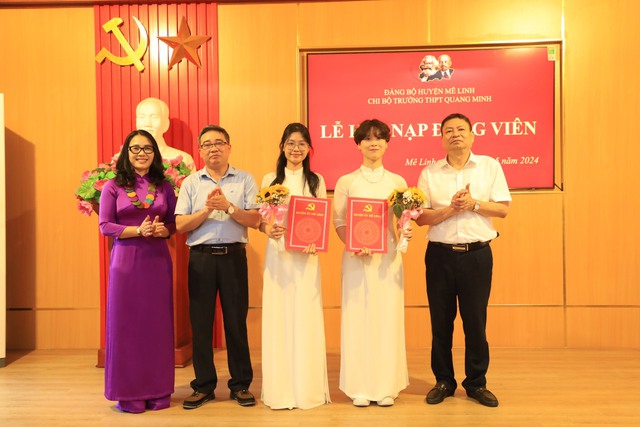 Chi bộ Trường THPT Quang Minh kết nạp Đảng cho 02 học sinh- Ảnh 1.