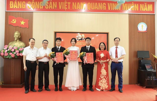 Mê Linh: Kết nạp đảng cho 6 đoàn viên ưu tú là học sinh THPT- Ảnh 1. Mê Linh: Kết nạp đảng cho 6 đoàn viên ưu tú là học sinh THPT- Ảnh 1.