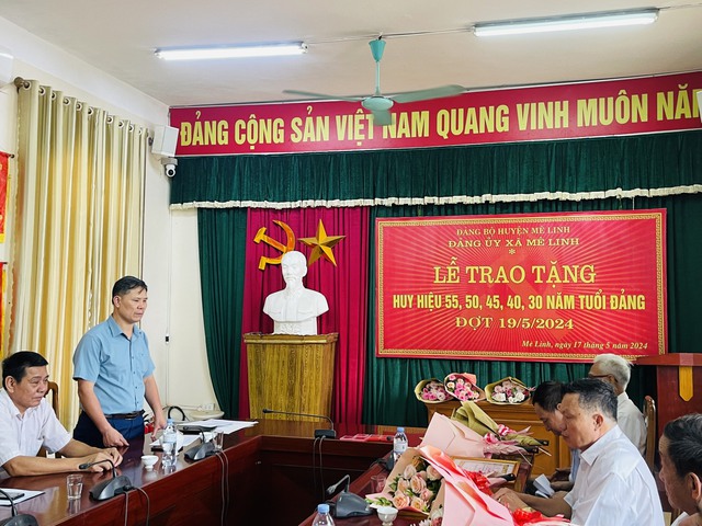 LỄ TRAO HUY HIỆU ĐẢNG ĐỢT 19/5/2024 TẠI UBND XÃ MÊ LINH- Ảnh 2.