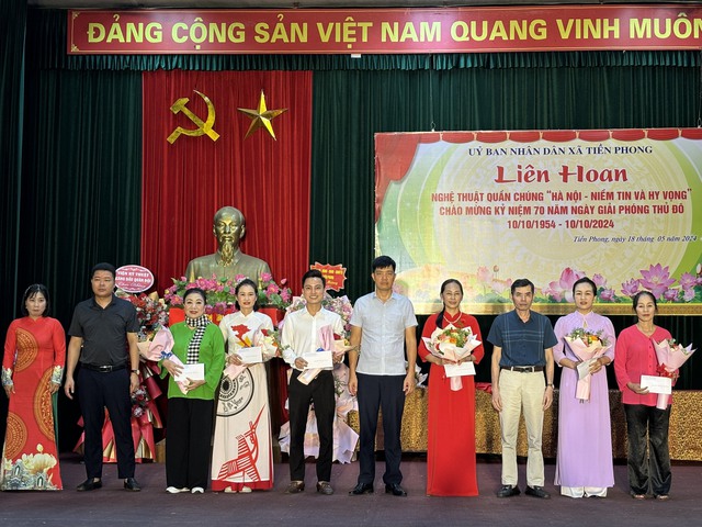 Xã Tiền Phong khai mạc giải thể dục thể thao và Tổ chức liên hoan văn nghệ quần chúng "Hà Nội-Niềm tin và hy vọng" chào mừng kỷ niệm 70 năm ngày giải phóng Thủ Đô 10/10/1954 - 10/10/2024- Ảnh 2.