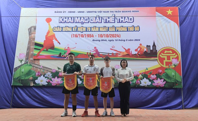 Thị trấn Quang Minh từng bừng tổ chức các hoạt động văn nghệ, thể thao hướng tới chào mừng kỷ niệm 70 năm Giải phóng Thủ đô (10/10/1954-10/10/2024)- Ảnh 2. Thị trấn Quang Minh từng bừng tổ chức các hoạt động văn nghệ, thể thao hướng tới chào mừng kỷ niệm 70 năm Giải phóng Thủ đô (10/10/1954-10/10/2024)- Ảnh 2.