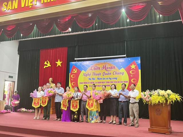 DẤU ẤN CỦA LIÊN HOAN NGHỆ THUẬT QUẦN CHÚNG “HÀ NỘI – NIỀM TIN VÀ HY VỌNG” CHÀO MỪNG KỶ NIỆM 70 NĂM NGÀY GIẢI PHÓNG THỦ ĐÔ
- Ảnh 4. DẤU ẤN CỦA LIÊN HOAN NGHỆ THUẬT QUẦN CHÚNG “HÀ NỘI – NIỀM TIN VÀ HY VỌNG” CHÀO MỪNG KỶ NIỆM 70 NĂM NGÀY GIẢI PHÓNG THỦ ĐÔ
- Ảnh 4.