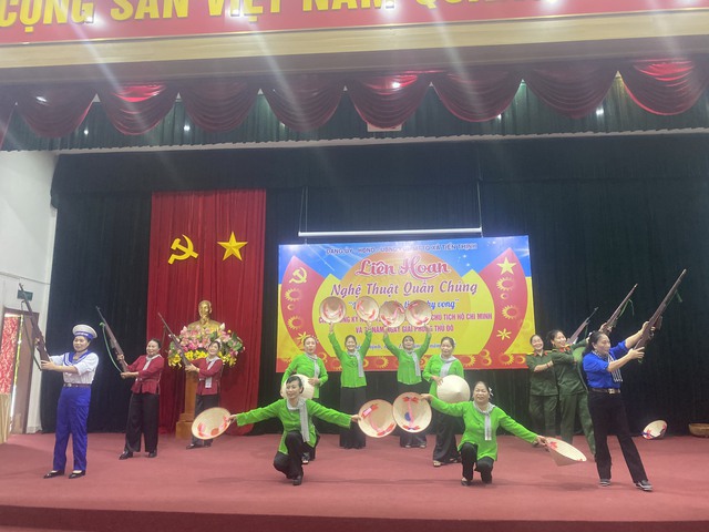 DẤU ẤN CỦA LIÊN HOAN NGHỆ THUẬT QUẦN CHÚNG “HÀ NỘI – NIỀM TIN VÀ HY VỌNG” CHÀO MỪNG KỶ NIỆM 70 NĂM NGÀY GIẢI PHÓNG THỦ ĐÔ
- Ảnh 5. DẤU ẤN CỦA LIÊN HOAN NGHỆ THUẬT QUẦN CHÚNG “HÀ NỘI – NIỀM TIN VÀ HY VỌNG” CHÀO MỪNG KỶ NIỆM 70 NĂM NGÀY GIẢI PHÓNG THỦ ĐÔ
- Ảnh 5.