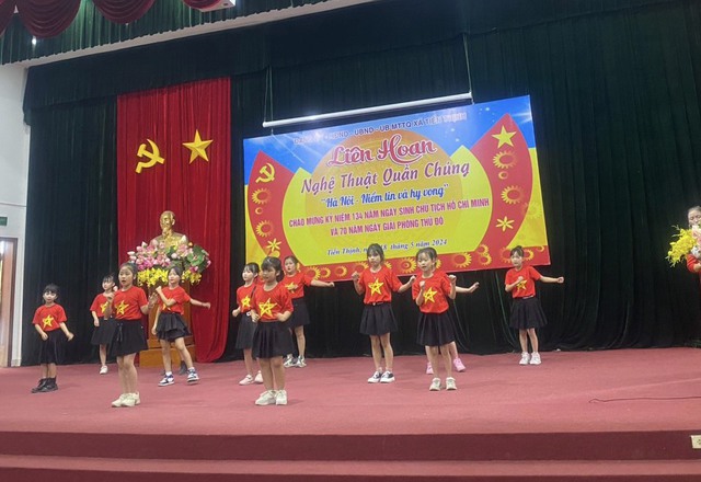 DẤU ẤN CỦA LIÊN HOAN NGHỆ THUẬT QUẦN CHÚNG “HÀ NỘI – NIỀM TIN VÀ HY VỌNG” CHÀO MỪNG KỶ NIỆM 70 NĂM NGÀY GIẢI PHÓNG THỦ ĐÔ
- Ảnh 10. DẤU ẤN CỦA LIÊN HOAN NGHỆ THUẬT QUẦN CHÚNG “HÀ NỘI – NIỀM TIN VÀ HY VỌNG” CHÀO MỪNG KỶ NIỆM 70 NĂM NGÀY GIẢI PHÓNG THỦ ĐÔ
- Ảnh 10.