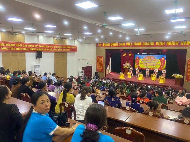 DẤU ẤN CỦA LIÊN HOAN NGHỆ THUẬT QUẦN CHÚNG “HÀ NỘI – NIỀM TIN VÀ HY VỌNG” CHÀO MỪNG KỶ NIỆM 70 NĂM NGÀY GIẢI PHÓNG THỦ ĐÔ
- Ảnh 1. DẤU ẤN CỦA LIÊN HOAN NGHỆ THUẬT QUẦN CHÚNG “HÀ NỘI – NIỀM TIN VÀ HY VỌNG” CHÀO MỪNG KỶ NIỆM 70 NĂM NGÀY GIẢI PHÓNG THỦ ĐÔ
- Ảnh 1.