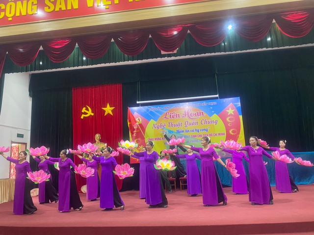 DẤU ẤN CỦA LIÊN HOAN NGHỆ THUẬT QUẦN CHÚNG “HÀ NỘI – NIỀM TIN VÀ HY VỌNG” CHÀO MỪNG KỶ NIỆM 70 NĂM NGÀY GIẢI PHÓNG THỦ ĐÔ
- Ảnh 2. DẤU ẤN CỦA LIÊN HOAN NGHỆ THUẬT QUẦN CHÚNG “HÀ NỘI – NIỀM TIN VÀ HY VỌNG” CHÀO MỪNG KỶ NIỆM 70 NĂM NGÀY GIẢI PHÓNG THỦ ĐÔ
- Ảnh 2.