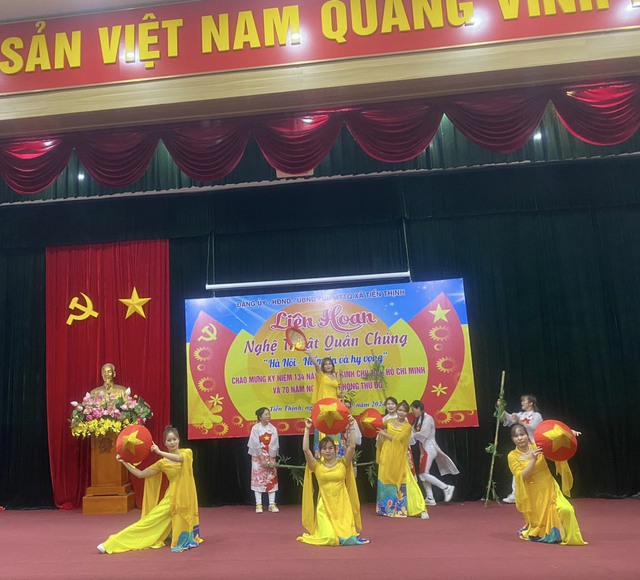DẤU ẤN CỦA LIÊN HOAN NGHỆ THUẬT QUẦN CHÚNG “HÀ NỘI – NIỀM TIN VÀ HY VỌNG” CHÀO MỪNG KỶ NIỆM 70 NĂM NGÀY GIẢI PHÓNG THỦ ĐÔ
- Ảnh 7. DẤU ẤN CỦA LIÊN HOAN NGHỆ THUẬT QUẦN CHÚNG “HÀ NỘI – NIỀM TIN VÀ HY VỌNG” CHÀO MỪNG KỶ NIỆM 70 NĂM NGÀY GIẢI PHÓNG THỦ ĐÔ
- Ảnh 7.