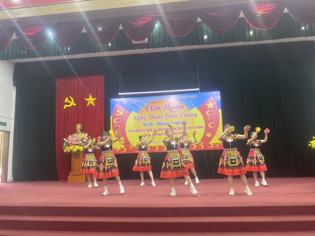 DẤU ẤN CỦA LIÊN HOAN NGHỆ THUẬT QUẦN CHÚNG “HÀ NỘI – NIỀM TIN VÀ HY VỌNG” CHÀO MỪNG KỶ NIỆM 70 NĂM NGÀY GIẢI PHÓNG THỦ ĐÔ
- Ảnh 12. DẤU ẤN CỦA LIÊN HOAN NGHỆ THUẬT QUẦN CHÚNG “HÀ NỘI – NIỀM TIN VÀ HY VỌNG” CHÀO MỪNG KỶ NIỆM 70 NĂM NGÀY GIẢI PHÓNG THỦ ĐÔ
- Ảnh 12.