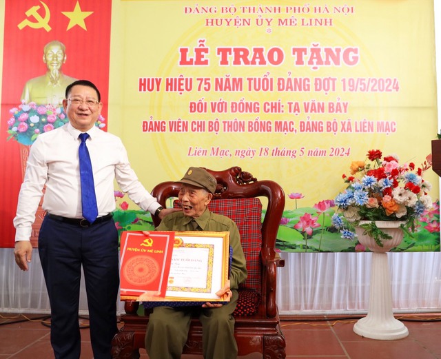 Phó Bí thư Huyện ủy, Chủ tịch UBND Huyện Hoàng Anh Tuấn trao Huy hiệu 75 năm tuổi Đảng cho đồng chí Tạ Văn Bảy- Ảnh 1.