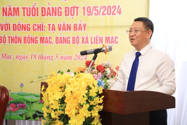 Phó Bí thư Huyện ủy, Chủ tịch UBND Huyện Hoàng Anh Tuấn trao Huy hiệu 75 năm tuổi Đảng cho đồng chí Tạ Văn Bảy- Ảnh 2.