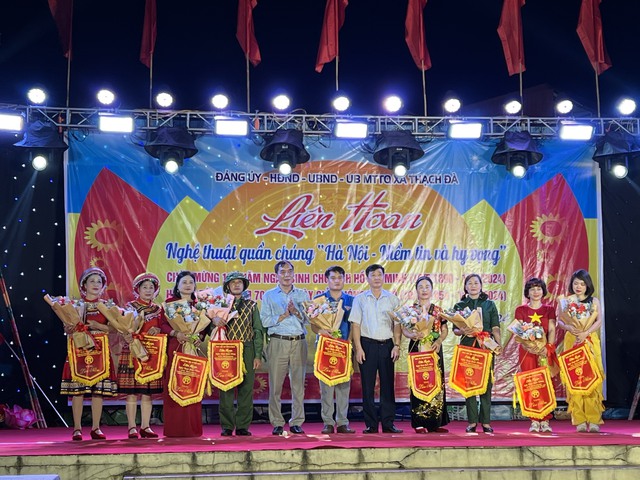 LIÊN HOAN NGHỆ THUẬT QUẦN CHÚNG “HÀ NỘI - NIỀM TIN VÀ HY VỌNG” XÃ THẠCH ĐÀ NĂM 2024.
- Ảnh 1. LIÊN HOAN NGHỆ THUẬT QUẦN CHÚNG “HÀ NỘI - NIỀM TIN VÀ HY VỌNG” XÃ THẠCH ĐÀ NĂM 2024.
- Ảnh 1.