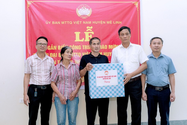 Gắn biển công trình nhà Đại đoàn kết chào mừng Đại hội đại biểu MTTQ Việt Nam huyện Mê Linh, nhiệm kỳ 2024-2029- Ảnh 1.