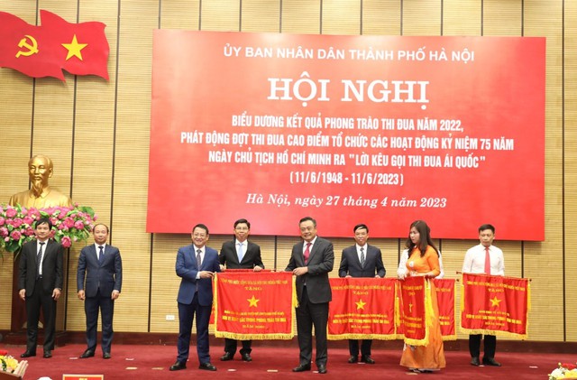 Huyện Mê Linh chính thức được tặng Cờ thi đua của Chính phủ- Ảnh 1.