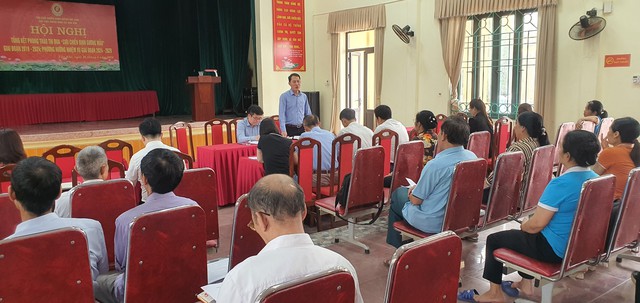 Thành viên Ban đại diện HĐQT NHCSXH huyện Mê Linh thực hiện Kiểm tra, giám sát các hoạt động tín dụng chính sách tại xã Văn Khê.

- Ảnh 1.