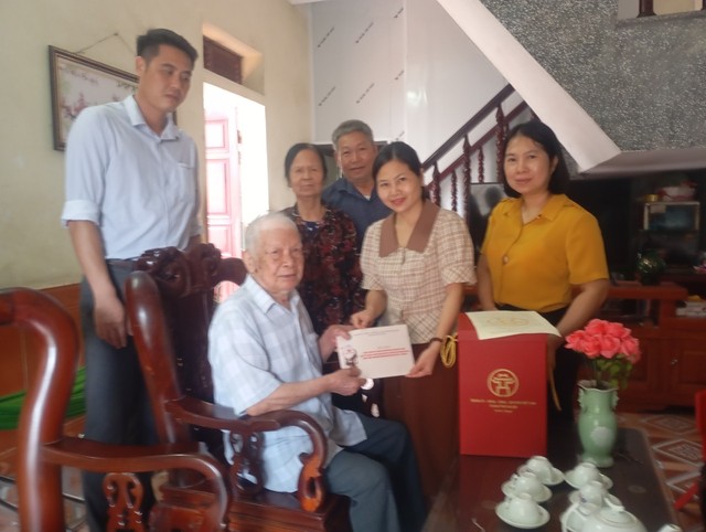 Thị trấn Chi Đông thăm, tặng quà các gia đình CCB trực tiếp tham gia chiến dịch Điện Biên Phủ năm 1954 nhân kỷ niệm 
70 năm Chiến thắng Điện Biên Phủ (7/5/1954 – 7/5/2024)
- Ảnh 2.