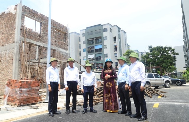 Chủ tịch Ủy ban MTTQ thành phố Hà Nội Nguyễn Lan Hương giám sát công trình xây dựng khu tái định cư đường Vành đai 4 tại huyện Mê Linh- Ảnh 1.