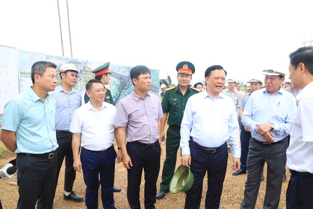 Đồng chí Bí thư Thành ủy Hà Nội Đinh Tiến Dũng kiểm tra thực địa dự án đường Vành đai 4 - Vùng Thủ đô tại huyện Mê Linh- Ảnh 2.