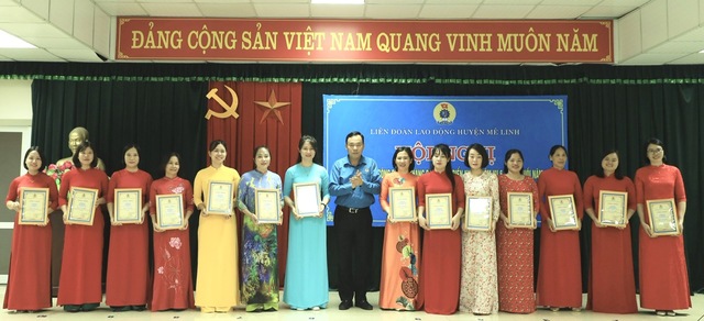 LĐLĐ huyện Mê Linh biểu dương gia đình công nhân, viên chức, lao động tiêu biểu năm 2024- Ảnh 1.