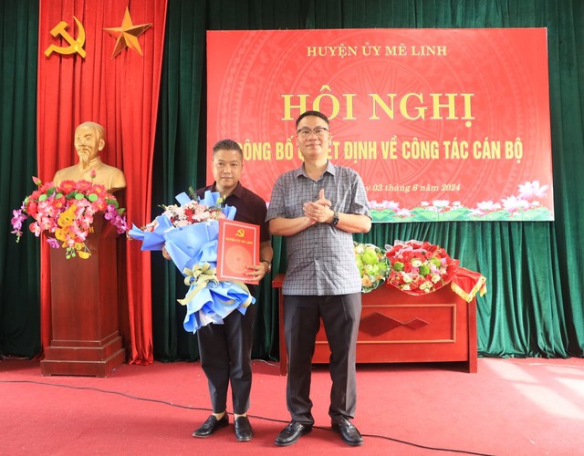 Phó Bí thư Thường trực Huyện ủy Nguyễn Anh Tuấn trao Quyết định điều động cán bộ tại xã Tráng Việt và thị trấn Chi Đông- Ảnh 1.