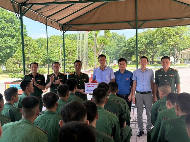 Lãnh đạo huyện Mê Linh dự Lễ tuyên thệ chiến sĩ mới và thăm tân binh năm 2024- Ảnh 1.