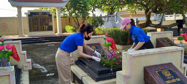 Đoàn viên thanh niên ra quân dọn vệ sinh Nghĩa trang liệt sĩ xã nhân kỷ niệm 77 năm ngày thương binh liệt sĩ (27/7/1947 – 27/7/2024)
- Ảnh 2.