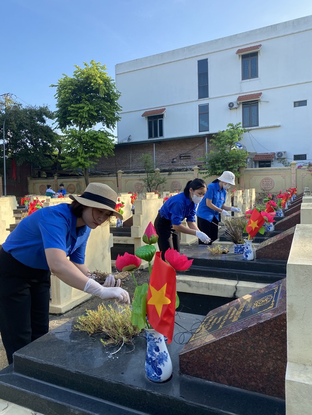 Đoàn viên thanh niên ra quân dọn vệ sinh Nghĩa trang liệt sĩ xã nhân kỷ niệm 77 năm ngày thương binh liệt sĩ (27/7/1947 – 27/7/2024)
- Ảnh 4.