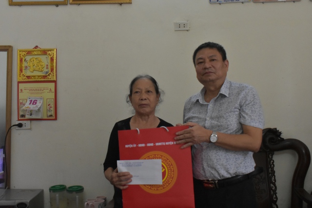 Chủ tịch Ủy ban MTTQ huyện Mê Linh Lê Sỹ Cường thăm, tặng quà các gia đình chính sách- Ảnh 1. Chủ tịch Ủy ban MTTQ huyện Mê Linh Lê Sỹ Cường thăm, tặng quà các gia đình chính sách- Ảnh 1.
