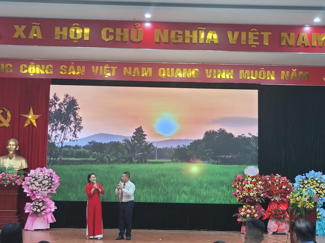 Thị trấn Quang Minh tổ chức hội nghị tiếp nhận bàn giao dự án lắp đặt màn hình led do các doanh nghiệp, tổ chức, cá nhân tài trợ- Ảnh 6. Thị trấn Quang Minh tổ chức hội nghị tiếp nhận bàn giao dự án lắp đặt màn hình led do các doanh nghiệp, tổ chức, cá nhân tài trợ- Ảnh 6.
