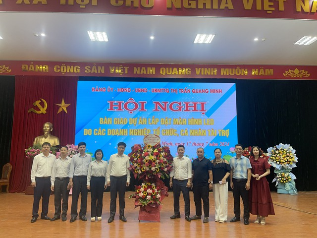 Thị trấn Quang Minh tổ chức hội nghị tiếp nhận bàn giao dự án lắp đặt màn hình led do các doanh nghiệp, tổ chức, cá nhân tài trợ- Ảnh 4. Thị trấn Quang Minh tổ chức hội nghị tiếp nhận bàn giao dự án lắp đặt màn hình led do các doanh nghiệp, tổ chức, cá nhân tài trợ- Ảnh 4.
