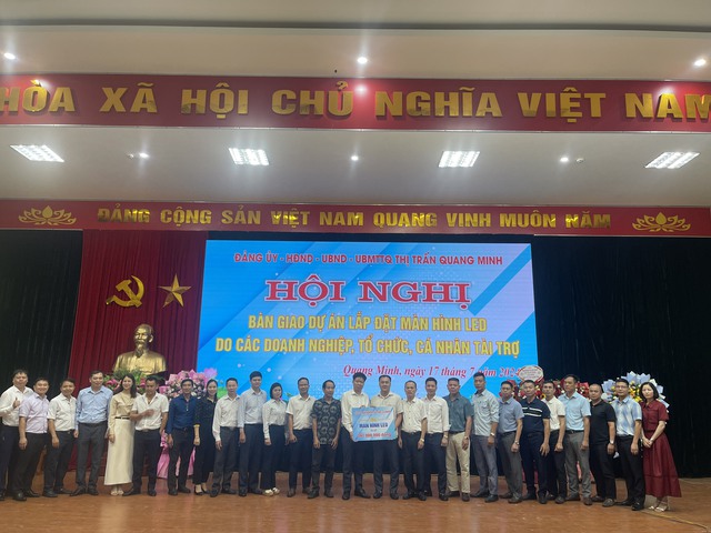 Thị trấn Quang Minh tổ chức hội nghị tiếp nhận bàn giao dự án lắp đặt màn hình led do các doanh nghiệp, tổ chức, cá nhân tài trợ- Ảnh 1. Thị trấn Quang Minh tổ chức hội nghị tiếp nhận bàn giao dự án lắp đặt màn hình led do các doanh nghiệp, tổ chức, cá nhân tài trợ- Ảnh 1.