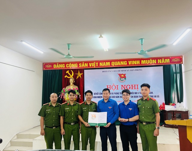 Đoàn xã Tiền Phong tổ chức Hội nghị sơ kết công tác Đoàn và Phong trào Thanh Thiếu Nhi 6 tháng đầu năm, Đề ra nhiệm vụ 6 tháng cuối năm 2024; và ra mắt Chi đoàn Thanh niên Công an xã.- Ảnh 2.