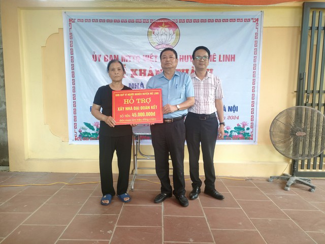 Ủy ban MTTQ Việt Nam huyện Mê Linh trao Nhà Đại đoàn kết tại thôn 4, xã Thạch Đà- Ảnh 1. Ủy ban MTTQ Việt Nam huyện Mê Linh trao Nhà Đại đoàn kết tại thôn 4, xã Thạch Đà- Ảnh 1.