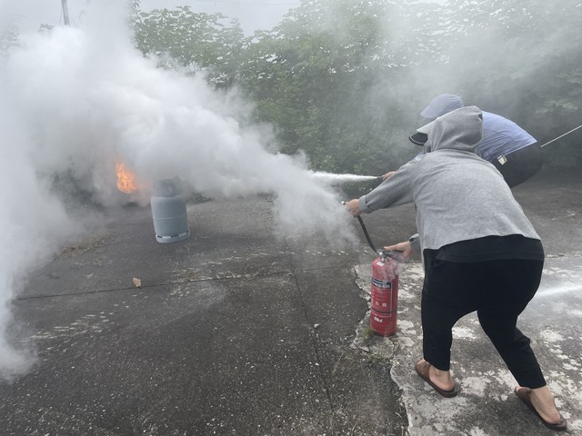 Công an huyện Mê Linh tuyên truyền phổ biến pháp luật và cứu nạn, cứu hộ cho trên 100 người lao động làm việc, buôn bán tại chợ Thạch Đà- Ảnh 2. Công an huyện Mê Linh tuyên truyền phổ biến pháp luật và cứu nạn, cứu hộ cho trên 100 người lao động làm việc, buôn bán tại chợ Thạch Đà- Ảnh 2.