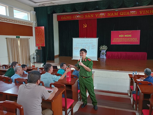 Công an huyện Mê Linh tuyên truyền phổ biến pháp luật và cứu nạn, cứu hộ cho trên 100 người lao động làm việc, buôn bán tại chợ Thạch Đà- Ảnh 1. Công an huyện Mê Linh tuyên truyền phổ biến pháp luật và cứu nạn, cứu hộ cho trên 100 người lao động làm việc, buôn bán tại chợ Thạch Đà- Ảnh 1.