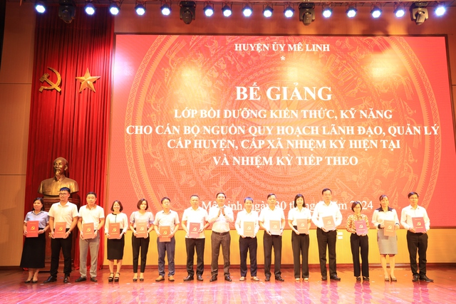 Mê Linh: Bế giảng lớp bồi dưỡng kiến thức, kỹ năng (lớp thứ hai) cho cán bộ nguồn quy hoạch lãnh đạo, quản lý cấp Huyện, cấp xã- Ảnh 1.