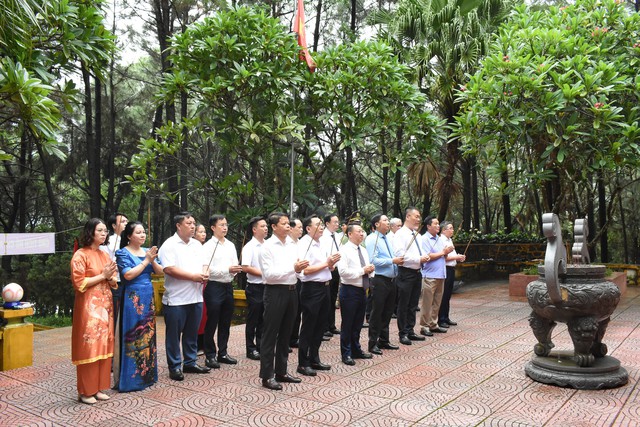 Lãnh đạo huyện Mê Linh dâng hương Chủ tịch Hồ Chí Minh nhân kỷ niệm 79 năm Ngày Quốc khánh nước Cộng hòa xã hội chủ nghĩa Việt Nam- Ảnh 1.