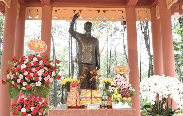 Lãnh đạo huyện Mê Linh dâng hương Chủ tịch Hồ Chí Minh nhân kỷ niệm 79 năm Ngày Quốc khánh nước Cộng hòa xã hội chủ nghĩa Việt Nam- Ảnh 2.