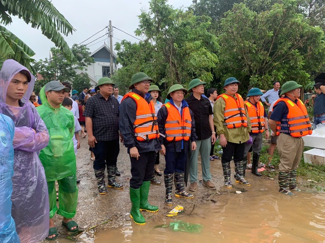 Lũ lên nhanh, lãnh đạo huyện Mê Linh chỉ đạo phương án khắc phục ngập lụt ngay trong đêm- Ảnh 2.