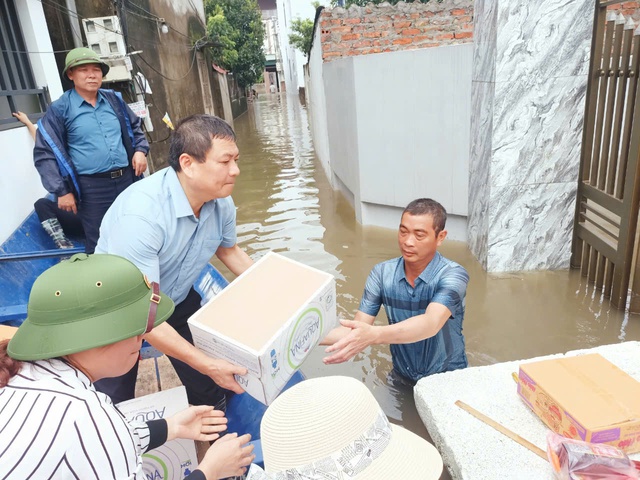 Mặt trận Tổ quốc và các ban, ngành, đoàn thể huyện Mê Linh hỗ trợ người dân vùng bị ngập lụt- Ảnh 1.