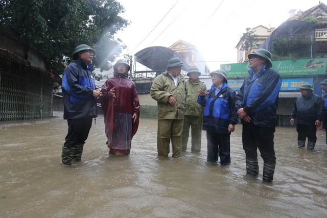 Giám đốc Công an Hà Nội Nguyễn Hải Trung kiểm tra công tác phòng chống mưa, úng ngập tại huyện Mê Linh- Ảnh 1.